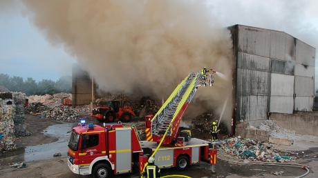 Am frühen Mittwochmorgen ist auf einem Recyclingbetrieb in Bächingen ein Feuer ausgebrochen. 80 Einsatzkräfte der umliegenden Feuerwehren brachten den Brand unter Kontrolle. Die Brandursache ist noch unklar, offenbar hat sich ein Müllhaufen durch chemische Prozesse selbst entzündet. 	