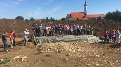 Im geplanten Baugebiet „Turmäcker“ in Medlingen laufen derzeit archäologische Bodenuntersuchungen. Kürzlich fanden zwei Informationsveranstaltungen statt, bei denen Bürger mehr über die Ausgrabungen und die Ortsgeschichte erfuhren. 	