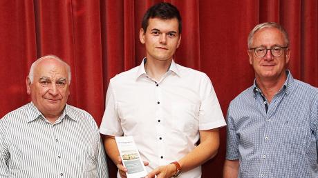 Im Bild (von rechts): Vereinsvorsitzender Dieter Schinhammer, Johannes Moosdiele-Hitzler und stellvertretender Vorsitzender Arnold Schromm. 	