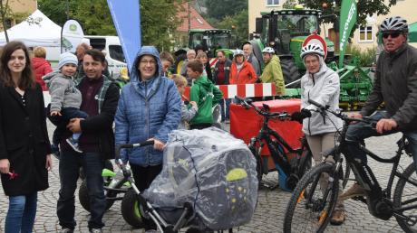 Einiges geboten war am Sonntag auf dem Herbstmarkt und der Gewerbeschau in Aislingen. Dort machten auch Teilnehmer des Donautal-Radelspaßes halt, denn eine Runde führte durch die Aschberg-Kommunen.  	