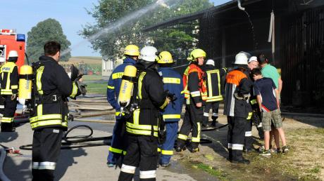 Mehr als 100 Feuerwehrkameraden waren bei einem Stadelbrand in Untermedlingen vor vier Jahren im Einsatz. 	