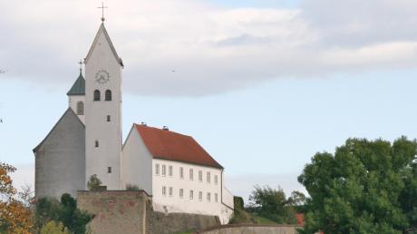 Hoch über dem Unterdorf in Diemantstein und über dem Talgrund der Kessel ragen die Kirche und der Pfarrhof auf. Sie sind bis heute umgeben von den Grundmauern der einstigen Burgfeste.