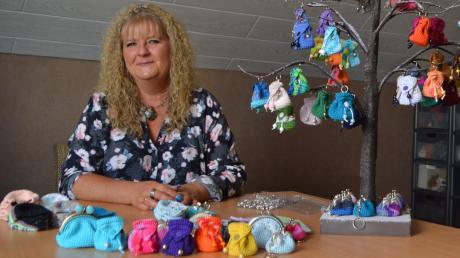 Annette Lang aus Unterbechingen häkelte seit September 2018 insgesamt 1500 ihrer kleinen Rucksäckchen. Diese kleinen Säcke sind ihr Verkaufsschlager.  	