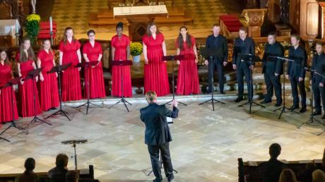 Viel Applaus gab es in Obermedlingen für den neu gegründeten Jugendchor „Collegium Alba“. 	
