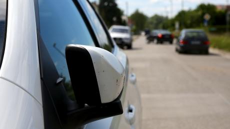 Zwei Autos sind an ihren Außenspiegeln bei Münsterhausen zusammengeprallt. Die Polizei sucht einen Autofahrer als Zeugen.