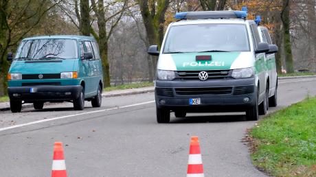 An diesem Parkplatz am Lutzenberger See nahe Günzburg legten im November 2017 ein heute 32-Jähriger sowie eine 30-Jährige die Leiche ihres Freundes ab. Damals suchte die Polizei vor Ort nach möglichen Spuren. 