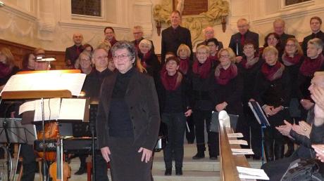 Chorleiterin Heidrun Krech-Hemminger nimmt mit ihrem Chor den dankbaren Applaus des begeisterten Publikums in der Dreifaltigkeitskirche entgegen. 	