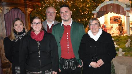 Nach dem Weihnachtskonzert in Aislingen, im Bild von links: Theresa Feistle und Elisabeth Sturm (Krippenspielkinder), Jürgen Maier (Gesangvereine), Franz Schipf (Musikverein), Annerose Sturm (Cantare).  	