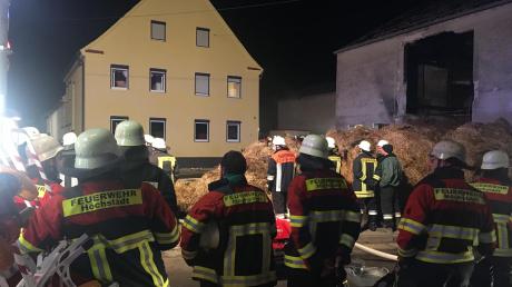 „Wir hatten den Brand schnell unter Kontrolle.“In diesem Wohnhaus in der Mörslinger Straße in Deisenhofen mussten die Feuerwehrleute am Sonntagabend erneut ein Feuer löschen. Erst am Mittwoch war nebenan ein Stadel (rechts) ausgebrannt.  	