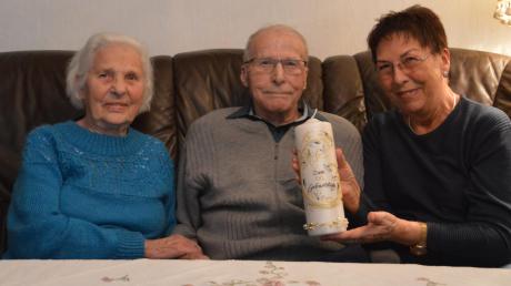 Kurt Schmidt feiert am Mittwoch seinen 100. Geburtstag. Links seine Frau Erna, rechts Tochter Annemarie Schmid.  	