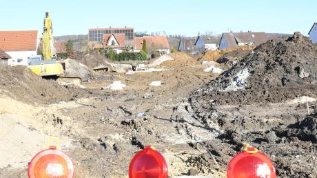 In der Schwenninger Ortsmitte entsteht ein komplett neues Baugebiet. Die Gemeinde konnte dort zwei alte Anwesen erwerben. Auf rund einem Hektar entstehen nun zwölf Bauplätze – eines der größten Projekte, das im Haushalt 2020 mit circa einer halben Million Euro eingestellt ist.  	
