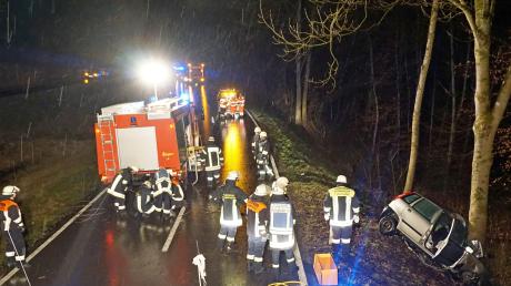 Bei einem Unfall in der Nähe von Zusamzell ist am frühen Dienstagmorgen eine Autofahrerin tödlich verunglückt. 	