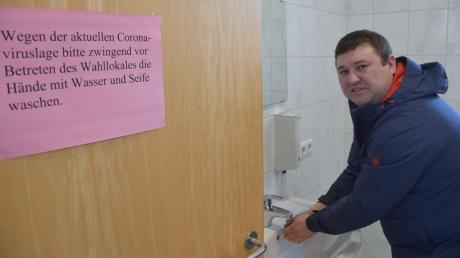 Hygiene zuerst – diese Vorgabe in Zeiten der Corona-Krise befolgte am Sonntagvormittag auch Christian Haase im Wahllokal in Lutzingen.  	
