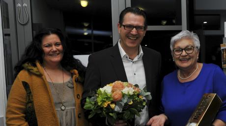 Ein strahlender Gewinner: Ingo Hellstern von der CSU ist der neue Bürgermeister in Bachhagel. Links im Bild seine Frau Silvia, rechts die amtierende Bürgermeisterin Ingrid Krämmel.  	