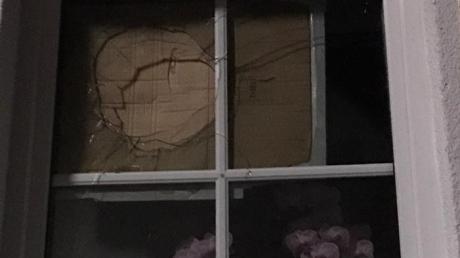 Mit Pappdeckel hat Familie Kopriva das Fenster vorerst zugemacht. 