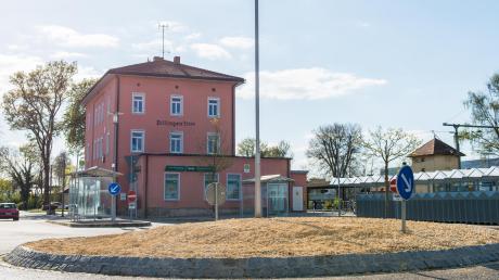 Im Zuge der Aktion „Unser Landkreis blüht auf“ werden derzeit im gesamten Dillinger Stadtgebiet Blühflächen angelegt, so wie hier am Bahnhof. 
