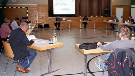 Mit großzügigem Abstand zwischen den Ratsmitgliedern fand die letzte Gemeinderatssitzung in der Sporthalle des SV Ziertheim-Dattenhausen statt. 