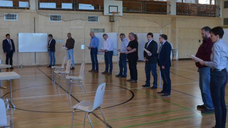 Bürgermeister Jürgen Frank (ganz links) hat gleich zehn neue Gemeinderäte für die kommende Periode vereidigt – in der Gemeindehalle und mit viel Abstand.  	

