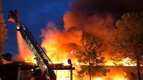 Der Edeka in der Lutzinger Straße in Höchstädt stand in der Nacht zum Sonntag in hellen Flammen. Die Feuerwehren konnten ein Niederbrennen des Gebäudes nicht verhindern.  	