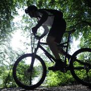 Ein Unbekannter hat in Neuburg eine Probefahrt vor einem Fahrradgeschäft dazu genutzt, mit einem teuren Mountainbike zu flüchten.	