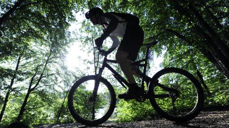 Ein Unbekannter hat in Neuburg eine Probefahrt vor einem Fahrradgeschäft dazu genutzt, mit einem teuren Mountainbike zu flüchten.	