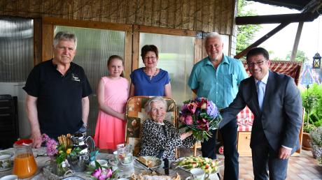 Am Samstag wird Franziska Ferner aus Baumgarten 100 Jahre alt. Bürgermeister Kopriva (rechts) überreichte ihr zum Geburtstag Blumen. 	