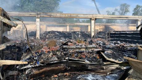 Der Supermarkt Edeka in Höchstädt ist am 24. Mai abgebrannt. Den Schaden gab die Polizei mit rund 5,5 Millionen Euro an.  	
