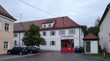 Das Feuerwehrgerätehaus in Glött ist in die Jahre gekommen. Im Gemeinderat wurde deswegen ein Antrag zur Renovierung des Gebäudes einstimmig beschlossen. 	
