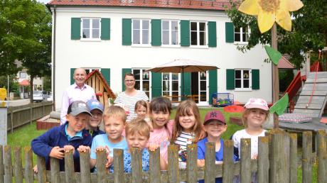 Bürgermeister Friedrich Käßmeyer besuchte die ausscheidende Kindergartenleiterin Christine Buhl und die Kinder im Garten des Kindergartens an der Hauptstraße in Glött. Ab dem 1. Juli ist der Kindergarten wieder voll besetzt.  	