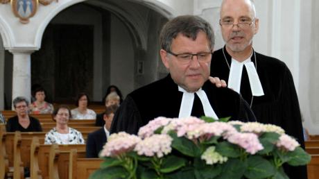 Dekan Jürgen Pommer führte Friedrich Martin (vorne) im Rahmen eines feierlichen Gottesdienstes in sein Amt als Pfarrer von Haunsheim ein.  	