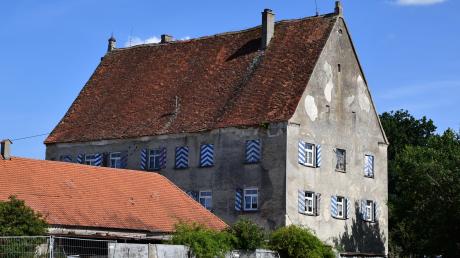 Das Schloss Oberbechingen steht zum Verkauf. Das historische Gebäude ist stark renovierungsbedürftig. 	