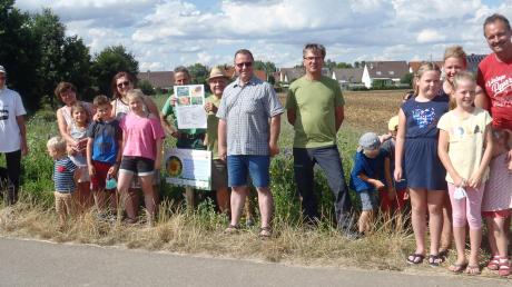 Das Mooseum Bächingen unternahm eine Ausfahrt mit dem „Moos-Mobil“, um Teilnehmern die Blühstreifen-Aktion nahezubringen. 	