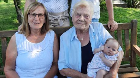 Fünf Generationen auf einem Bild: Auf der Bank Uroma Irmgard Uffelmann (links) und die stolze Ur-Ur-Oma Dora Uffelmann mit der kleinen Mia Boner auf dem Arm. Hinten stehen Mama Julia Boner und Oma Astrid Boner. 	