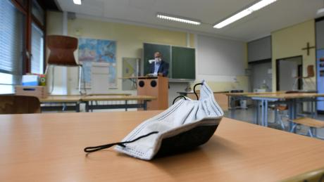Maske abnehmen im Klassenzimmer könnte im Landkreis Neu-Ulm für längere Zeit verboten bleiben.