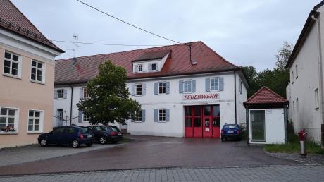 Links, neben dem Glötter Feuerwehrsgebäude befindet sich das ehemalige Amtsgebäude.