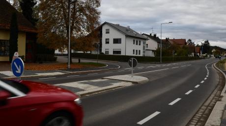 Dank der neuen Radschutzstreifen auf der sanierten Römerstraße sollen Radler eigentlich vor dem Autoverkehr geschützt werden.  	
