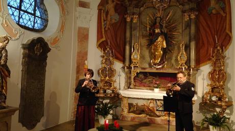 Astrid Ziemann und Raimund Jonietz von der Stadtkapelle Dillingen spielen am Flügelhorn „Macht hoch die Tür“ in der Dillinger Basilika. 	