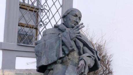Diese Statue verewigt Johann Michael Sailer mit einem Buch in der Hand. und ist auf dem Rätselrundgang anzutreffen. 