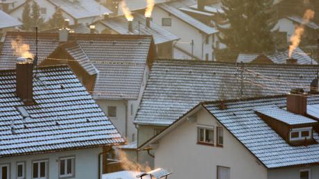Besonders der Rauch aus den Kaminen von Privathäusern während der winterlichen Heizperiode trägt zum hohen CO2-Ausstoß bei.  	

