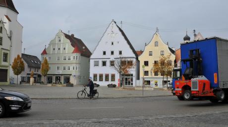 Den Verkehr am Höchstädter Marktplatz möchte die SPD-Pro Höchstädt/FDP-Fraktion verringern. Bäume und eine autofreie Zeit sind im Gespräch. Auch ein Fahrradschutzstreifen soll umgesetzt werden. 	