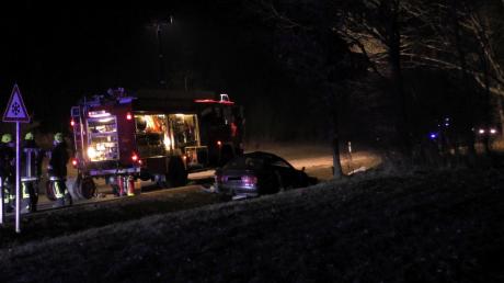 Ein illegales Autorennen hat am Mittwochabend zwischen Warnhofen und Bissingen stattgefunden. Bei einem Überholmanöver verlor ein 20–Jähriger die Kontrolle über sein Auto. Der Wagen überschlug sich mehrmals und prallte gegen einen Baum. Sein 19-jähriger Beifahrer erlitt dabei tödliche Verletzungen.  	