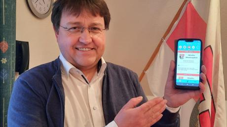 Bürgermeister Jürgen Frank präsentiert die BayernFunk-App für die Gemeinde Blindheim. 	
