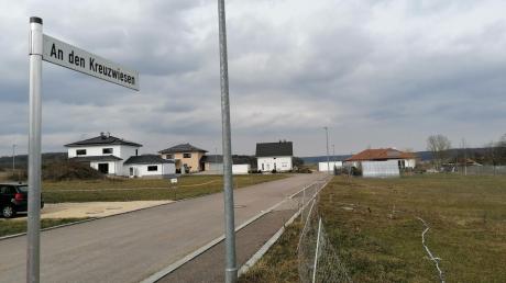 Das Baugebiet An den Kreuzwiesen in Lutzingen soll noch in diesem Jahr um 19 weitere Bauplätze erweitert werden. Das kostet die Gemeinde rund 700.000 Euro. Auch innerorts soll ein neues Baugebiet ausgewiesen werden.  	