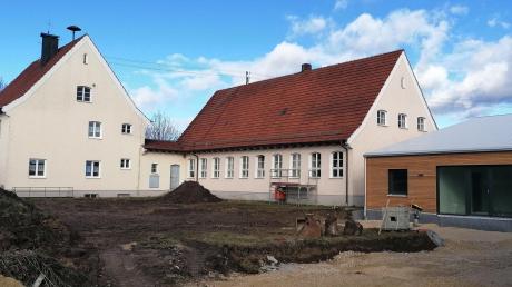 Alt und neu: Die ehemalige Schule wird abgerissen. 