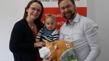 Manuela Schuster mit Sohn Mateo und Manuel Schuster haben im Januar, als günstige FFP2-Masken knapp waren, eine Verteilaktion gestartet. Dadurch kamen 1800 Euro für unser Leserhilfswerk Kartei der Not zusammen. 	 