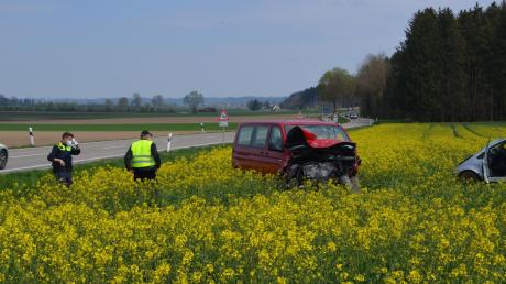 Ein 26-jähriger Autofahrer hat am Freitag beim Überqueren der Staatsstraße zwischen Eppisburg und Binswangen den VW-Bus einer 32-Jährigen übersehen. Er erlitt bei dem Unfall schwere Verletzungen. Die Frau wurde bei dem Aufprall laut Polizeibericht mittelschwer verletzt.  	