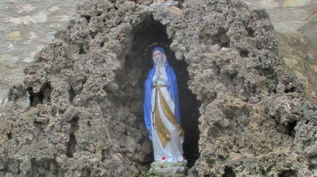 Jetzt steht sie wieder an ihrem gewohnten Platz: die im Jubiläumsjahr frisch restaurierte Marienfigur in ihrer Nische in der Bissinger Grotte. Anton Weißenburger hatte sich dankenswerterweise bereit erklärt, diese Aufgabe zu übernehmen. 