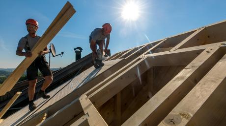 Die Baubranche boomt in diesen Zeiten. Doch die Erwartungen der Branche für die Zukunft gehen massiv zurück. Ein Grund sind die steigenden Holzpreise.  	