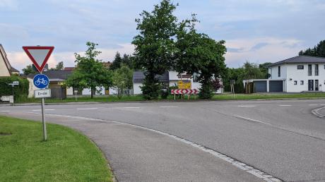 Noch findet sich an der Einmündung zur Dillinger Straße eine T-Kreuzung, doch im nächsten Jahr soll hier ein Kreisverkehr entstehen.  	