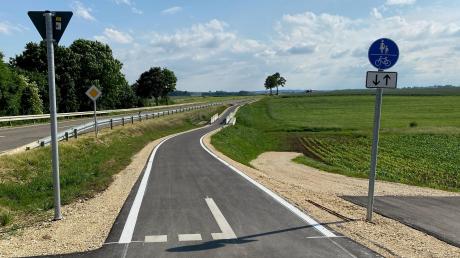 Die Radweglücke zwischen Bayern und Baden-Württemberg ist nach vier Jahren geschlossen. Am Dienstag wurde das neue, zwei Kilometer lange Radwegstück zwischen Bachhagel und Ballmertshofen eröffnet.  	